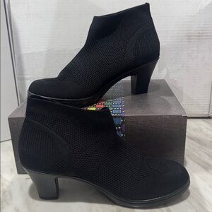 bernie mev. Women's Black Slip-On Sneakers size 9